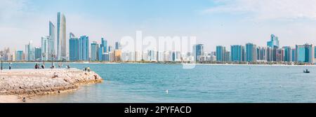 15 janvier 2023, Abu Dhabi, Émirats Arabes Unis : vue panoramique sur les gratte-ciels d'Abu Dhabi et les personnes qui se reposent sur la côte Banque D'Images
