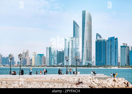 15 janvier 2023, Abu Dhabi, Émirats Arabes Unis : vue panoramique sur les gratte-ciels d'Abu Dhabi et les personnes qui se reposent sur la côte Banque D'Images