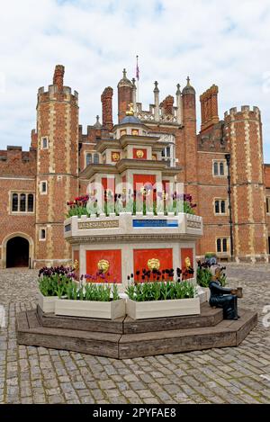 Récréation de la fontaine Henry VIII à la base court au Hampton court Palace, Londres, Angleterre, Royaume-Uni. 22nd avril 2023 Banque D'Images