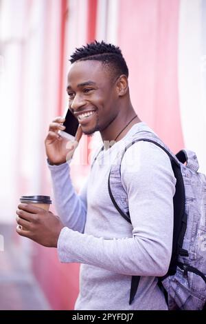 Hé, je vous attends. un jeune homme utilisant la technologie sans fil. Banque D'Images