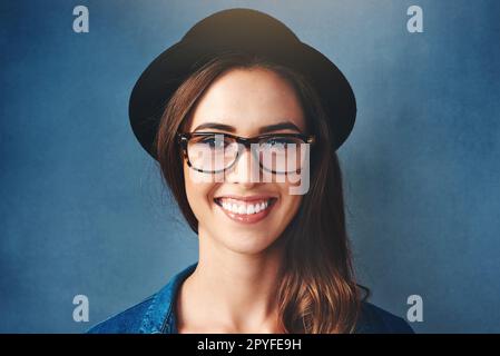 Vous êtes le meilleur vous. Portrait studio d'une jeune femme attrayante souriant sur fond bleu. Banque D'Images