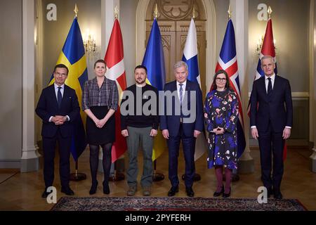 Ulf Kristersson, premier ministre de la Suède, de gauche à droite, Mette Frederiksen, premier ministre du Danemark, Volodymyr Zelenskiy, président ukrainien, Sauli Niinisto, président finlandais, Katrin Jakobsdottir, Le Premier ministre d'Islande et Jonas Gahr Store, Premier ministre de Norvège, lors d'une conférence de presse commune à la suite d'un sommet des dirigeants nordiques à Helsinki, en Finlande, mercredi, à 3 mai 2023. Zelenskiy fait une visite surprise mercredi en Finlande pour se joindre aux premiers ministres des pays nordiques afin de discuter de leurs plans de soutenir le pays contre l'agression russe. Photo du Président ukrainien P Banque D'Images