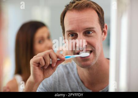 Rafraîchissez-vous pour la journée à venir. un couple mature se brossant les dents ensemble dans la salle de bains. Banque D'Images