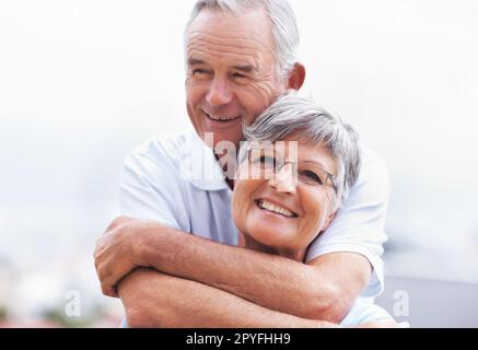 Ensemble pour toujours. Gros plan sur un homme mûr heureux qui embrasse une femme à l'extérieur. Banque D'Images