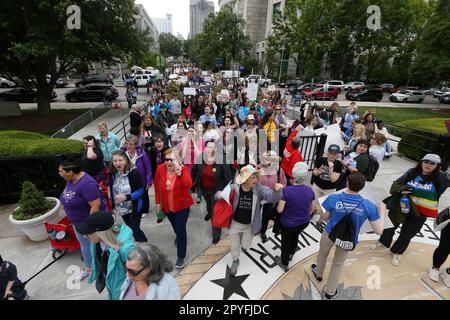 Raleigh, Caroline du Nord, États-Unis. 3rd mai 2023. Des centaines de marche vers le bâtiment législatif de Caroline du Nord après avoir assisté à un rassemblement de ''˜interdictions de nos corps' à Bicentennial Plaza à Raleigh en Caroline du Nord protestant contre les législateurs républicains s'occupent de restreindre l'avortement après le premier trimestre de grossesse. Les législateurs républicains affirment qu'ils sont parvenus à un consensus après des mois de négociations et qu'ils dévoileront cette semaine une interdiction de l'avortement de 12 semaines, à quelques exceptions près. (Credit image: © Bob Karp/ZUMA Press Wire) USAGE ÉDITORIAL SEULEMENT! Non destiné À un usage commercial ! Banque D'Images