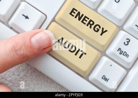 Affiche textuelle indiquant Energy Audit. Évaluation du concept d'entreprise des besoins énergétiques et de l'efficacité énergétique d'un bâtiment Banque D'Images
