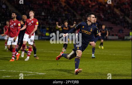 Jamie Walker, de Bradford City, célèbre le deuxième but de son équipe lors du match Sky Bet League Two au stade Mornflake, à Crewe. Date de la photo: Mercredi 3 mai 2023. Banque D'Images