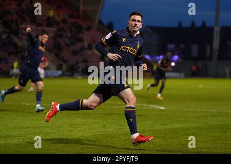 Jamie Walker, de Bradford City, célèbre le deuxième but de son équipe lors du match Sky Bet League Two au stade Mornflake, à Crewe. Date de la photo: Mercredi 3 mai 2023. Banque D'Images