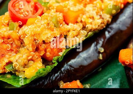Aubergine farcie aux légumes frits Banque D'Images