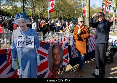 Londres, Royaume-Uni. 3 mai 2023. Touristes à côté d'une découpe de carton sur le Mall of the late Queen qui porte un panneau «c'est mon garçon avant le couronnement du Roi Charles III et de la Reine Camilla le 6 mai. Credit: Stephen Chung / Alamy Live News Banque D'Images