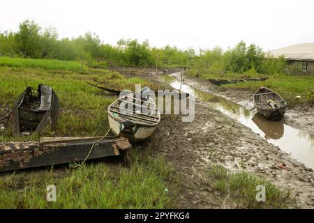 Etat d'Ondo, Nigeria - 2 mai 2023 - Bateaux garés sur la voie navigable polluée de la région riveraine d'Abereke de la Communauté d'Ilaje de l'Etat d'Ondo, Nigeria. Banque D'Images