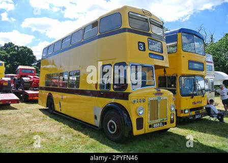 Un Leyland Titan de 1960 (à gauche) et un Dennis Dominator de 1955 (à droite) sont stationnés au 47th Historic Vehicle Gathering, Devon, Royaume-Uni. Banque D'Images