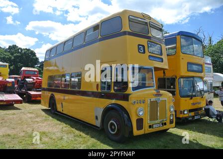 Un Leyland Titan de 1960 (à gauche) et un Dennis Dominator de 1955 (à droite) sont stationnés au 47th Historic Vehicle Gathering, Devon, Royaume-Uni. Banque D'Images