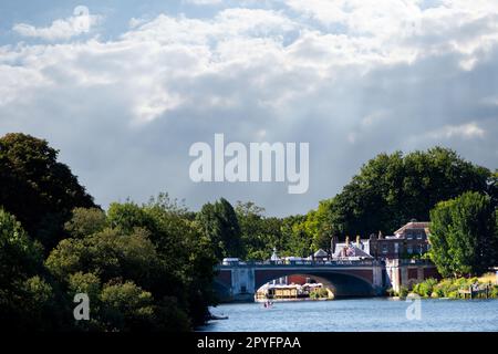 MOLESEY, ANGLETERRE - 10th AOÛT 2022 : pont sur la Tamise et les gens qui apprécient l'été, dans le sud-est de l'Angleterre Banque D'Images