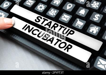 Panneau écrit à la main Startup Incubator. Concept Internet qui peut être utilisé pour le gain financier d'affaires Banque D'Images