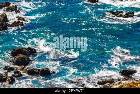 Belles falaises de rochers vue vagues à la plage Puerto Escondido Mexique. Banque D'Images