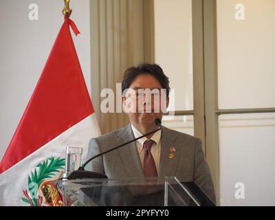 Yoshimasa Hayashi, Ministre des affaires étrangères du Japon, s'exprimant lors de sa visite officielle au Pérou. L'arrivée de Hayashi a lieu dans le cadre des célébrations de l'anniversaire de 150th des relations diplomatiques entre les deux pays. Banque D'Images