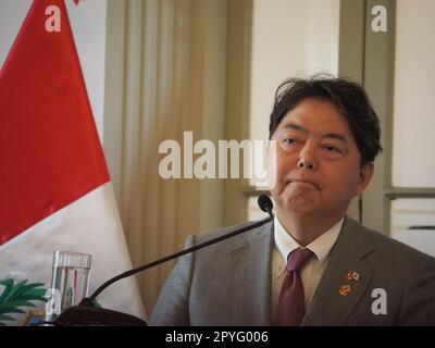 Yoshimasa Hayashi, Ministre des affaires étrangères du Japon, s'exprimant lors de sa visite officielle au Pérou. L'arrivée de Hayashi a lieu dans le cadre des célébrations de l'anniversaire de 150th des relations diplomatiques entre les deux pays. Banque D'Images