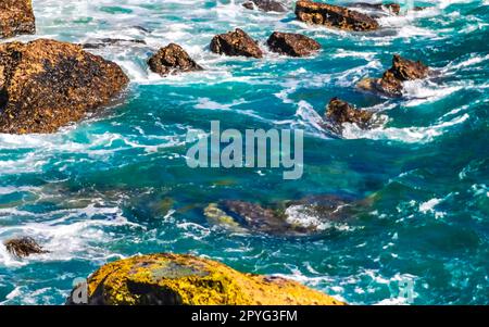 Belles falaises de rochers vue vagues à la plage Puerto Escondido Mexique. Banque D'Images