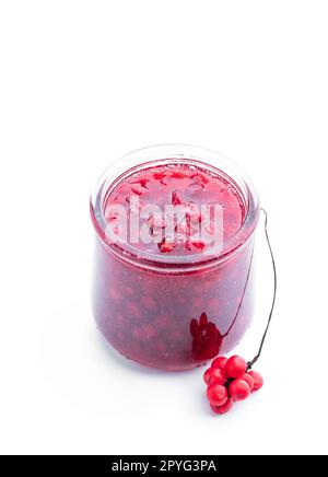 Confiture de Schisandra dans un pot en verre isolé sur blanc Banque D'Images