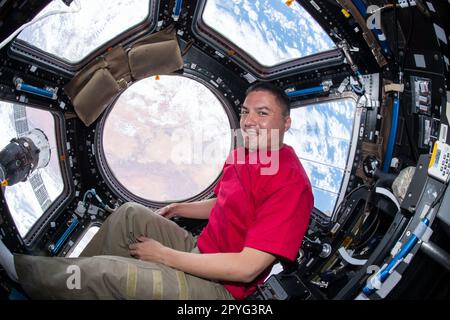 Espace. 1st mai 2023. L'astronaute Kjell Lindgren se trouve dans la fenêtre de la cornucopia vers le monde. Kjell Norwood Lindgren (né à 23 janvier 1973) est un astronaute américain qui a été sélectionné en juin 2009 comme membre du groupe 20 des astronautes de la NASA. Il s'est lancé à la Station spatiale internationale (ISS) dans le cadre de l'expédition 44/45 sur 22 juillet 2015. Credit: NASA/ZUMA Press Wire Service/ZUMAPRESS.com/Alamy Live News Banque D'Images