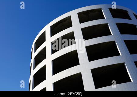 Apparition d'une pente en spirale d'un parking à plusieurs étages et d'un ciel bleu Banque D'Images