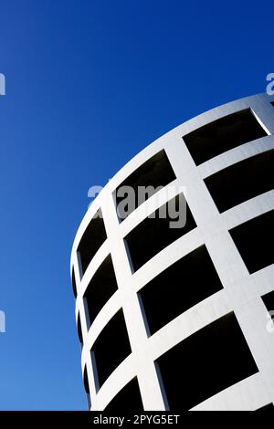 Apparition d'une pente en spirale d'un parking à plusieurs étages et d'un ciel bleu Banque D'Images