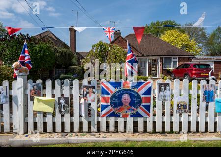 Une maison suburbaine typique du Royaume-Uni, avec des drapeaux et des banderoles pour le couronnement du roi Charles et de la reine Camilla. Banque D'Images