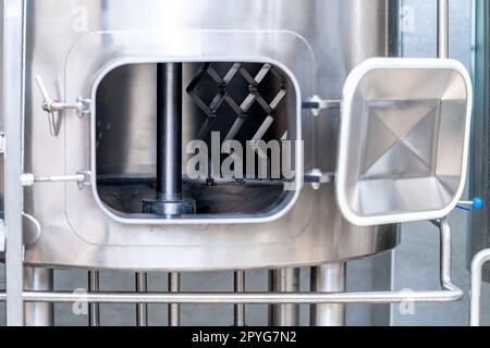 chaudières et récipients en acier inoxydable avec tuyaux pour le brassage de la bière dans une brasserie Banque D'Images