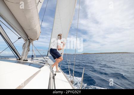 Homme qui navigue sur son bateau Banque D'Images