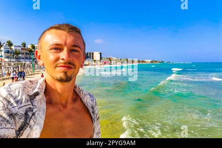 Masculin touristique en voyageant homme prise selfie playa del