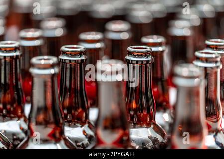vider les bouteilles de bière en verre dans la brasserie Banque D'Images