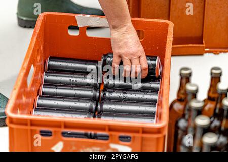 des canettes de bière dewy dans une brasserie dans un entrepôt de répartition Banque D'Images