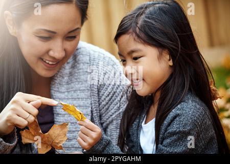 La prochaine chose que vous savez, c'est l'hiver. une adorable petite fille qui profite d'une journée d'automne à l'extérieur. Banque D'Images