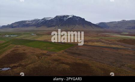 Champs, prairies et montagnes de l'Islande sans végétation. Banque D'Images