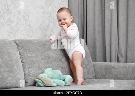 adorable petite fille jouant avec un lapin en peluche Banque D'Images