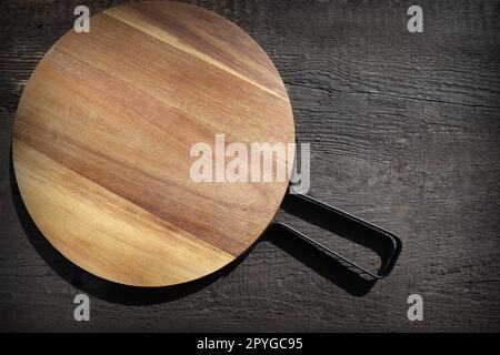 La nourriture. Planche à découper sur table en bois sombre. Copier l'espace Banque D'Images