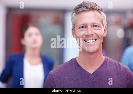 Concevez votre propre succès. Portrait rogné d'un professionnel créatif mature au bureau. Banque D'Images