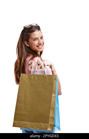 J'ai eu de bonnes affaires. Portrait d'une belle jeune femme portant des sacs d'achats sur un fond blanc. Banque D'Images