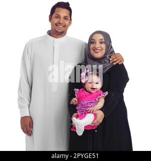 Notre famille est toujours souriante. Portrait studio d'une jeune famille musulmane heureuse isolée sur blanc. Banque D'Images