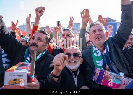 Rize, Turquie. 3th mai 2023. Les partisans du président turc Recep Tayyip Erdoğan applaudissent au chef du parti AK lors d'un rassemblement électoral dans la ville de Rize, en mer Noire, en prévision des élections présidentielles et législatives du 14 mai. Credit: Ingrid Woudwijk/Alay Live News Banque D'Images