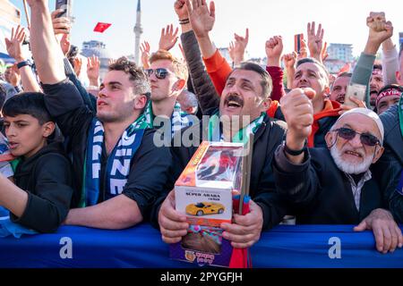 Rize, Turquie. 3th mai 2023. Les habitants de la ville de Rize applaudissent en tant que président turc Recep Tayyip Erdoğan, qui se réunit dans la ville de la mer Noire, en prévision des élections présidentielles et législatives du 14 mai. Credit: Ingrid Woudwijk/Alay Live News Banque D'Images