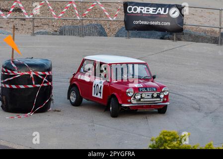 Mark Manning participe à un grand classique Austin Mini 1974 qui participe au rallye Corbeau Seats sur le front de mer à Clacton, Essex, Royaume-Uni. Co driver Laura Christmas Banque D'Images