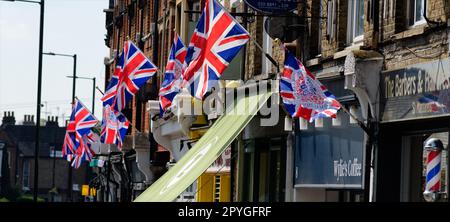 Drapeaux britanniques, l'Union Jack, volant le long de Crown Road à St Margarets Twickenham pour la fête du couronnement qu'ils accueilleront, Londres, Angleterre. Banque D'Images