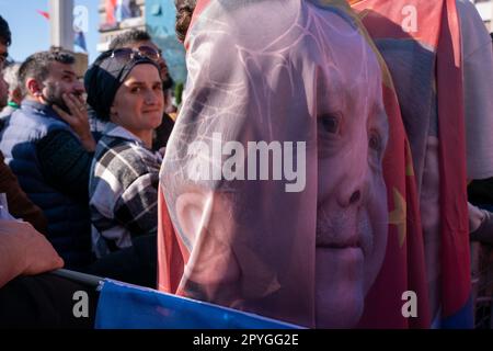 Rize, Turquie. 3th mai 2023. Le président turc Recep Tayyip Erdoğan organise un rassemblement électoral dans la ville de Rize, en mer Noire, avant les élections présidentielles et législatives du 14 mai. Les gens portent du crédit: Ingrid Woudwijk/Alay Live News Banque D'Images