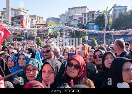 Rize, Turquie. 3th mai 2023. Les partisans du président turc Recep Tayyip Erdoğan assistent à un rassemblement électoral dans la ville de Rize, en mer Noire, avant les élections présidentielles et législatives du 14 mai. Credit: Ingrid Woudwijk/Alay Live News Banque D'Images