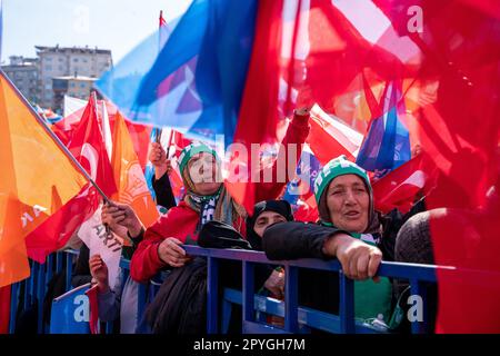 Rize, Turquie. 3th mai 2023. Les partisans du président turc Recep Tayyip Erdoğan applaudissent au chef du parti AK lors d'un rassemblement électoral dans la ville de Rize, en mer Noire, en prévision des élections présidentielles et législatives du 14 mai. Credit: Ingrid Woudwijk/Alay Live News Banque D'Images