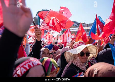 Rize, Turquie. 3th mai 2023. Les partisans du président turc Recep Tayyip Erdoğan applaudissent au chef du parti AK lors d'un rassemblement électoral dans la ville de Rize, en mer Noire, en prévision des élections présidentielles et législatives du 14 mai. Credit: Ingrid Woudwijk/Alay Live News Banque D'Images