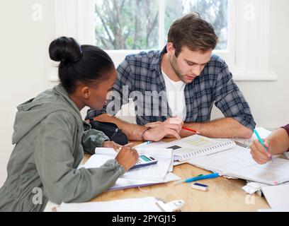 Préparez-vous pour la finale. trois étudiants universitaires étudiant. Banque D'Images