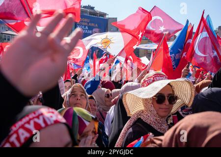 Rize, Turquie. 3th mai 2023. Les partisans du président turc Recep Tayyip Erdoğan applaudissent au chef du parti AK lors d'un rassemblement électoral dans la ville de Rize, en mer Noire, en prévision des élections présidentielles et législatives du 14 mai. Credit: Ingrid Woudwijk/Alay Live News Banque D'Images